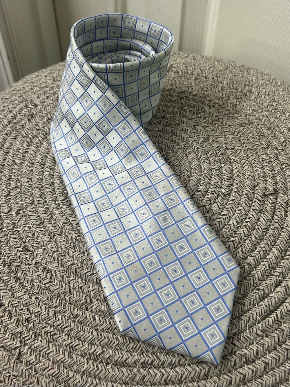 Donald J. Trump Signature Collection Men's Blue/White Silver Geometric Silk Tie - Picture 2 of 6